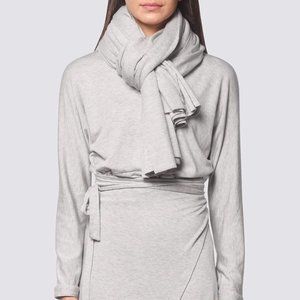 bleusalt 2 yard wrap shawl ruana  light gray euc